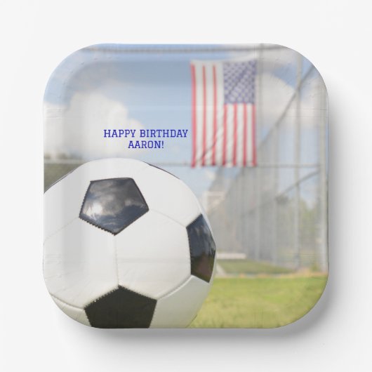 ボーイボールオンフィールドアメリカ国旗のサッカー誕生日 ペーパープレート (正面)