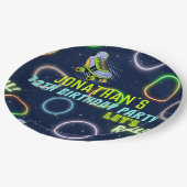 ボーズグリーンブルーネオンライトローラースケートで滑る ペーパープレート (アングル)