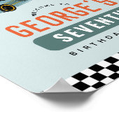 ボーズブルーレーシングカー子供の誕生日ウェルカムサイン ポスター (角)