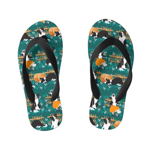 ボーダーコリーが羊と遊ぶ キッズビーチサンダル (フットベッド)