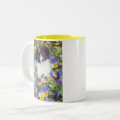 ボーダーコリーの子犬および花 ツートーンマグカップ (正面左)