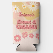 ボーッとし婚約したてグルーヴなデイジーバチェロレッテ スリム缶クーラー (正面)