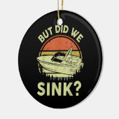 ボートおもしろいが、私たちは男性の女性モーターボートをシンクした セラミックオーナメント (左)