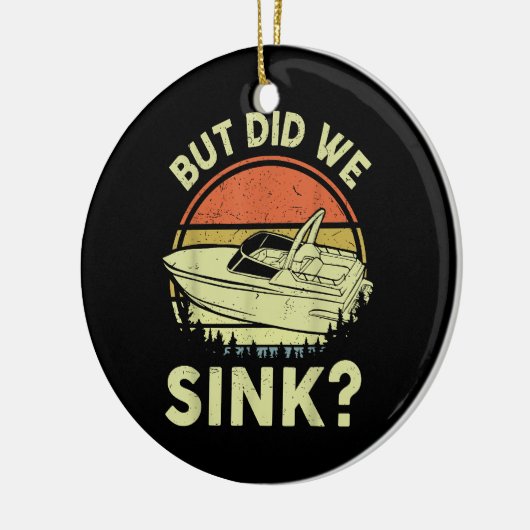 ボートおもしろいが、私たちは男性の女性モーターボートをシンクした セラミックオーナメント (左)