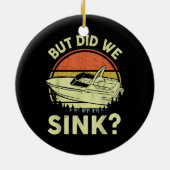 ボートおもしろいが、私たちは男性の女性モーターボートをシンクした セラミックオーナメント (裏面)