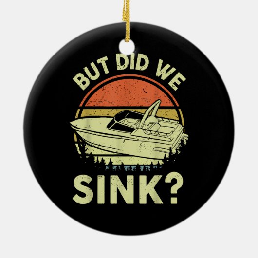 ボートおもしろいが、私たちは男性の女性モーターボートをシンクした セラミックオーナメント (裏面)