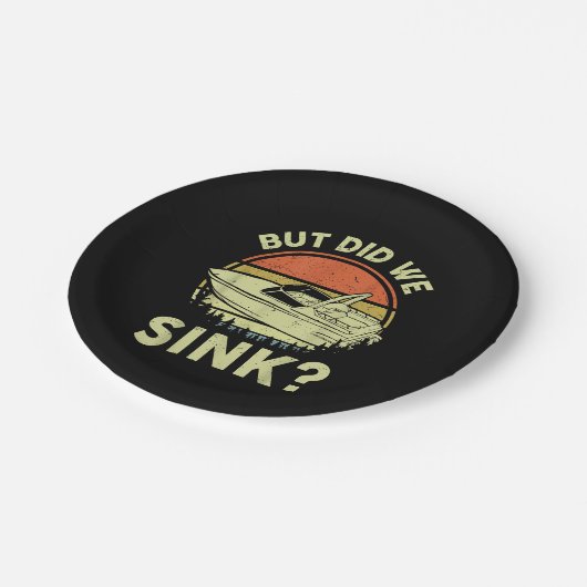 ボートおもしろいが、私たちは男性の女性モーターボートをシンクした ペーパープレート (アングル)