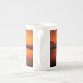 ボートで夕日の景色–68465 ボーンチャイナマグカップ (裏面)