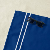 ボートで文字を変えることができる。ダークブルー ビーチタオル (インサイチュ)