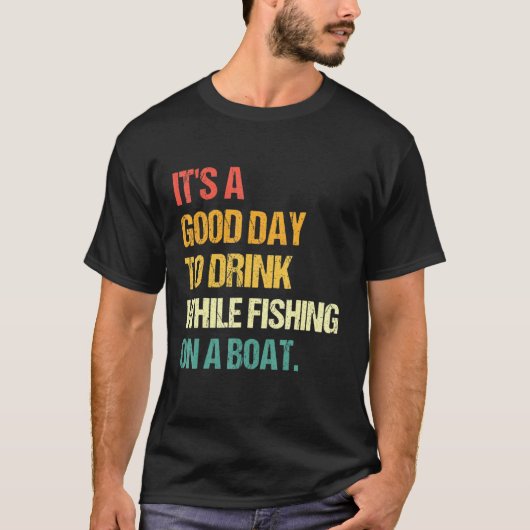 ボートで魚釣りしながら飲む良い日だ Tシャツ (正面)