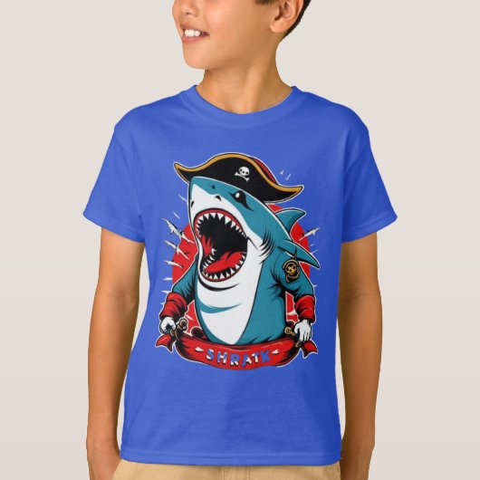 ボートに乗ったかわいい海賊のサメTシャツ Tシャツ (正面)