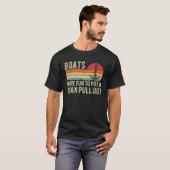 ボートのキャビンCaptaを引き出すよりも入れるべき多くのおもしろい Tシャツ (正面フル)