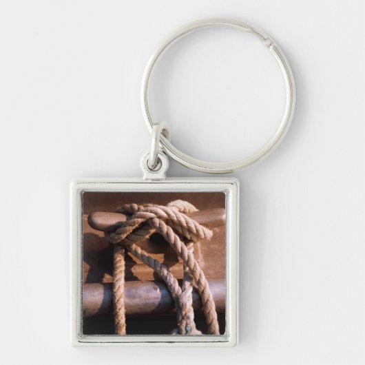 ボートのタイに結ばれるロープ キーホルダー (正面)