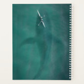 ボートの下でクジラ：海で決して一人ではない プランナー手帳 (裏面)