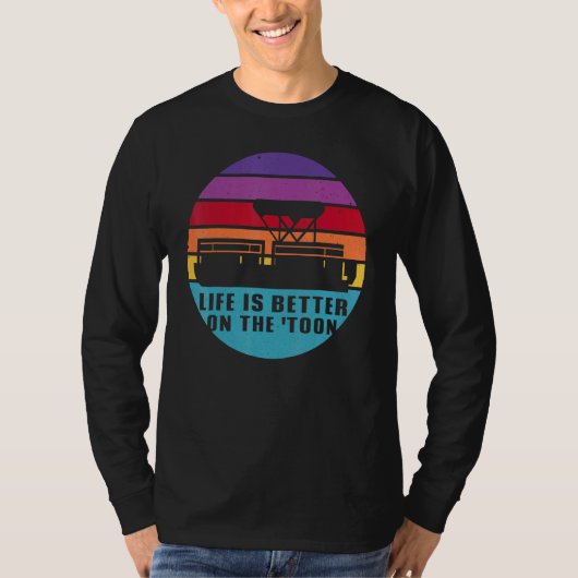 ボートの人生は漫画ポンツーンボートで良い Tシャツ (正面)