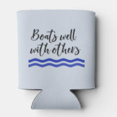 ボートは他の波と一緒に湖ビーチ 缶クーラー (裏面)