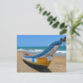 ボートカラフルオンサンディビーチ海シーン ポストカード (スタンド正面)
