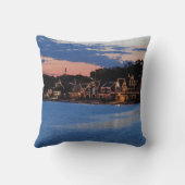 ボートハウスの列の薄暗がり クッション (裏面)