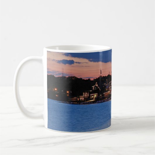 ボートハウスの列の薄暗がり コーヒーマグカップ (左)