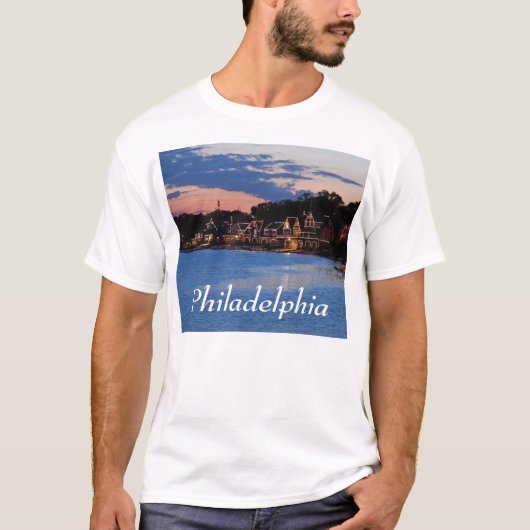 ボートハウスの列の薄暗がり Tシャツ (正面)