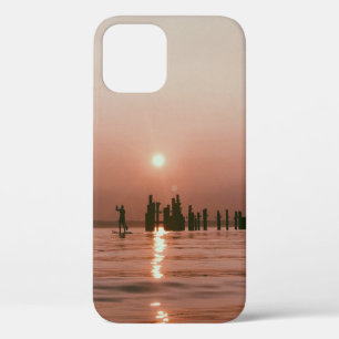 ボートパドルサーを持つ人のシルエット写真 iPhone 12ケース