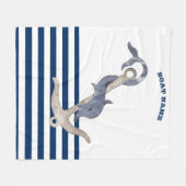 ボート名，いかりドルフィンネイビーブルーホワイトストライプズ フリースブランケット (正面(横))