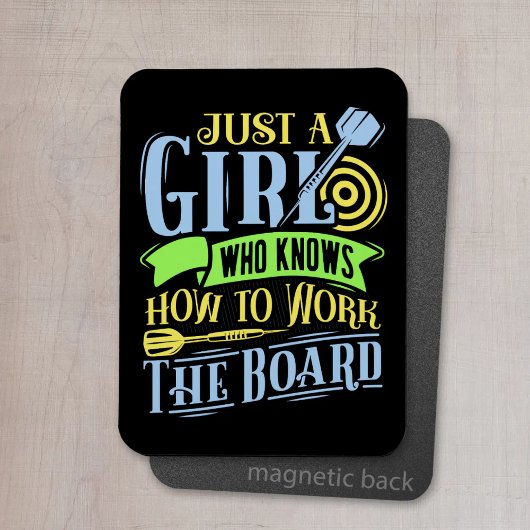 ボードの使い方を知っている女の子 – Dart マグネット