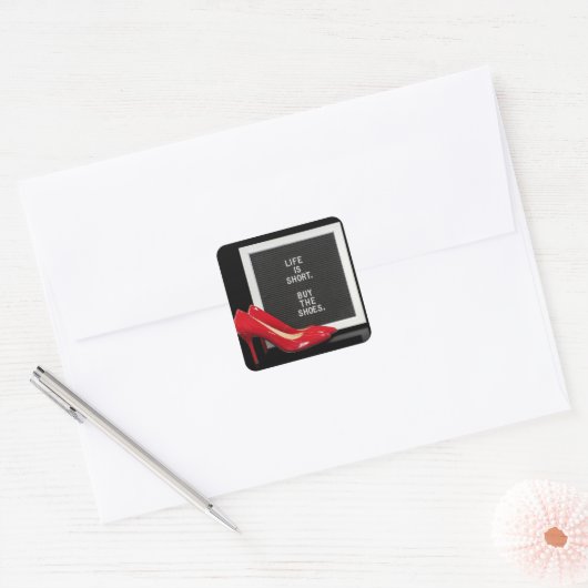 ボード上に引用文付きの赤い靴 スクエアシール (封筒)