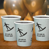 ボード上のサーファーの頑丈な金属の外観の男性パーティー 紙コップ