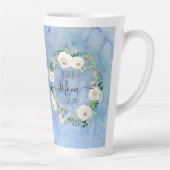 ボーナスママ私はあなたを愛するブルーホワイトボホフローラリース カフェラテマグ (右)