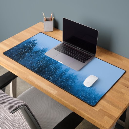 ボーヒニ湖の雪に覆われた森の上の霧、Slove デスクマット (オフィス2)