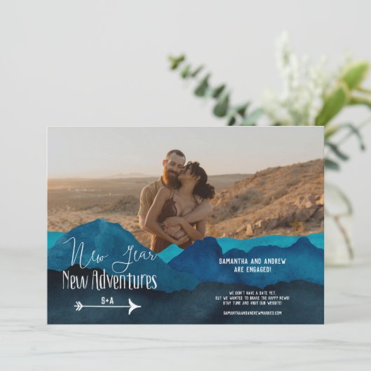 ボーホーな山々での新年の新しい冒険へのエンゲージメント 案内状 (スタンド正面)