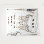 ボーホーな鹿の角にバラの花と羽根の木の装飾が施された、素朴なインド風のデザイン タペストリー (正面(横))