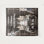 ボーホーな鹿の角にバラの花と羽根の木の装飾が施された、素朴なカントリー風のガーデンウェディングの写真 タペストリー (正面(横))