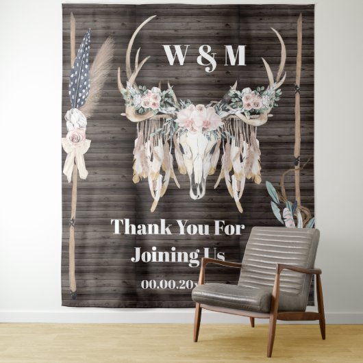 ボーホーな鹿の角にバラの花と羽根の木の装飾が施された、素朴なカントリー風のガーデンウェディングの写真 タペストリー (インサイチュ)