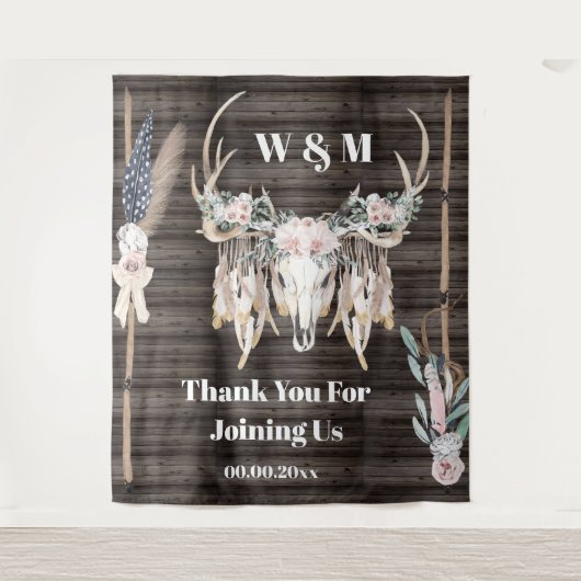 ボーホーな鹿の角にバラの花と羽根の木の装飾が施された、素朴なカントリー風のガーデンウェディングの写真 タペストリー (正面)