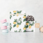 ボーホーウォーターカラーレモン&グリーンギフト ラッピングペーパー<br><div class="desc">おしゃれなボーホーウォーターカラーレモンとグリーンのパターン包装紙。 この美しいレモンパターンの包装紙で、ギフト包装に明るくお祭り的なアクセントを加えてください。 デザインは、ウォーターカラーシトラスイエローレモンと手描きの葉が特徴です。 このレモンの包装紙は、植物学や夏のウェディング、ベビーシャワー、ブライズシャワーなどに最適です。 matching itemsが利用可能です。</div>