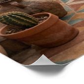 ボーホー砂漠の女性が夕焼けのアーチ、サボテンに向かって歩く ポスター (角)