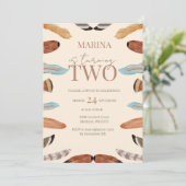 ボーホー フェザー 2歳の誕生日招待状 – テラコッタ 招待状 (スタンド正面)