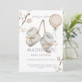 ボーホー ベイビー ブーティーズ ミューテッド クリーム ホワイト ベイビー シャワー 招待状 (スタンド正面)