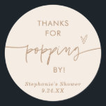 ボーホー ポップコーン ギフト, サンキュー ポッピング バイ ギフト ラウンドシール<br><div class="desc">これらのポップコーン ギフト シールは、モダンなカリグラフィーとミニマルなレイアウトが特徴で、シャワー、ウェディング、または特別なイベントの個人的なサンキューラベルを作成するのに最適です!ほとんどの文言を簡単に編集して、あなたのスタイルやイベントに合わせることができます!テキストと背景の色は完全に編集可能です —> 「さらにカスタマイズ」ボタンをクリックして編集してください!</div>