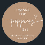 ボーホー ポップコーン ギフト, サンキュー ポッピング バイ ギフト ラウンドシール<br><div class="desc">これらのポップコーン ギフト シールは、モダンなカリグラフィーとミニマルなレイアウトが特徴で、シャワー、ウェディング、または特別なイベントの個人的なサンキューラベルを作成するのに最適です！ほとんどの文言を簡単に編集して、あなたのスタイルやイベントに合わせることができます！テキストと背景の色は完全に編集可能です —> 「さらにカスタマイズ」ボタンをクリックして編集してください！</div>