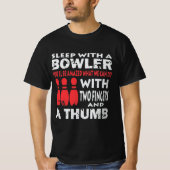 ボーリングおもしろいシャツギフトボウリングをする人、 クリケットの投手 Tシャツ (正面)