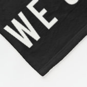 ボーリングおもしろいデザイン女子男性へキッズボウリングをする人、 クリケットの投手ボウ フリースブランケット (角)