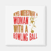 ボーリングのボールを持つ女性を決して過小評価しない マグネット (正面)