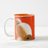 ボーリングをする殴打 ツートーンマグカップ (左)