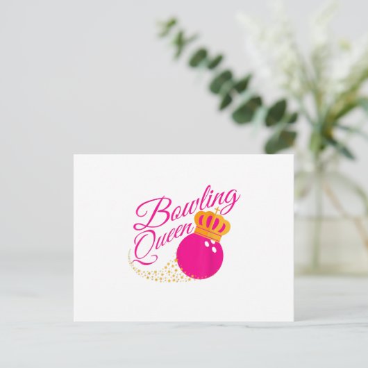 ボーリングクイーンおもしろいギフト女の子ボウリングをする人、 クリケットの投手 インビテーションポストカード (スタンド正面)