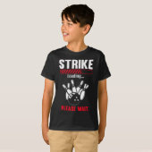 ボーリングストライクおもしろいロードボーリングプレーヤボウリングをする人、 クリケットの投手 Tシャツ (正面フル)