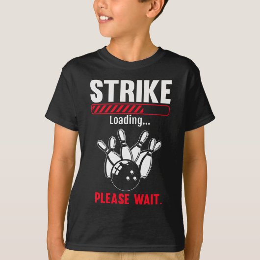 ボーリングストライクおもしろいロードボーリングプレーヤボウリングをする人、 クリケットの投手 Tシャツ (正面)