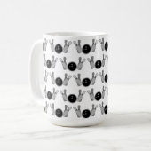 ボーリングピンとボール黒、白 コーヒーマグカップ (正面左)